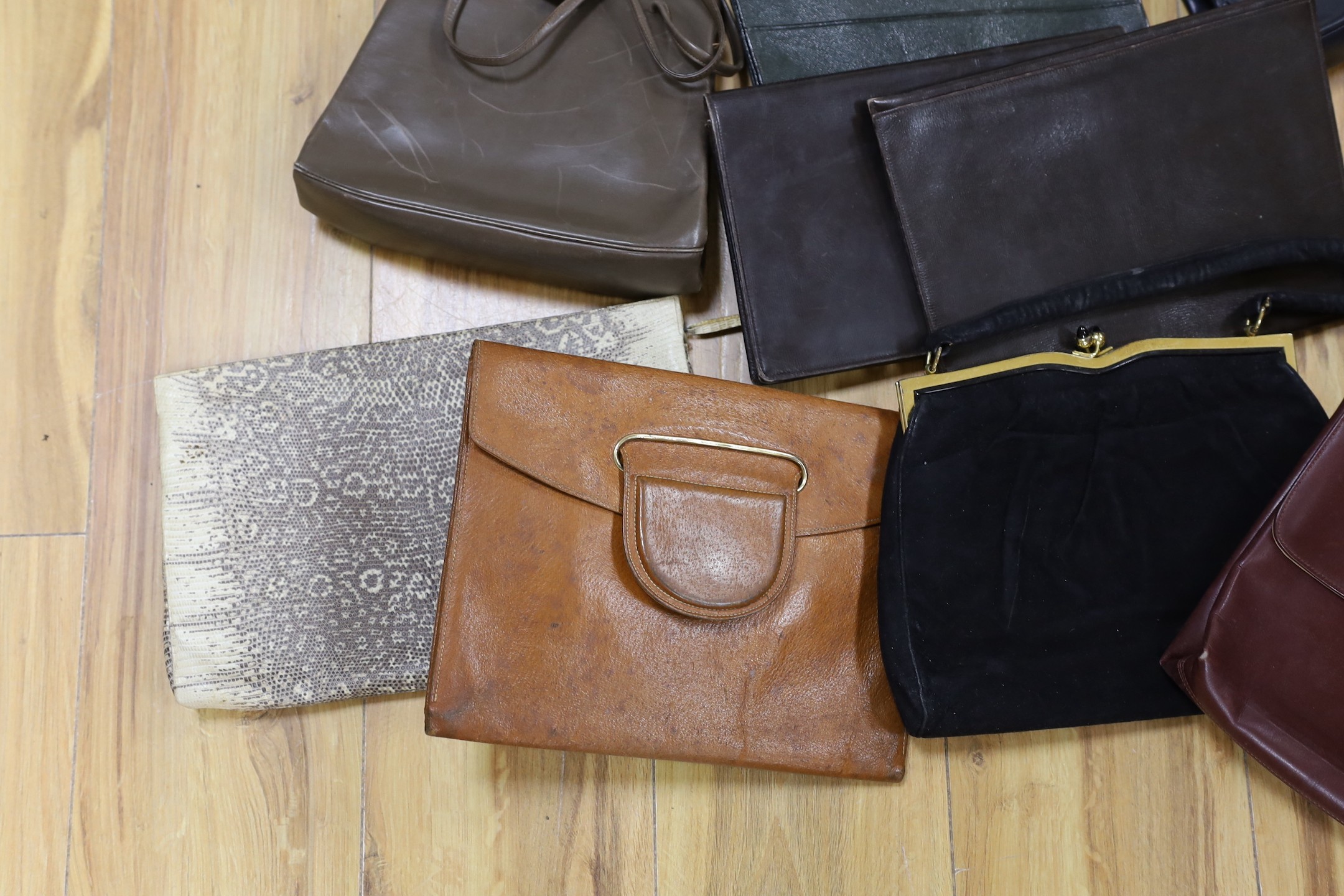 A collection of 1930’-late 40’s leather and snakeskin ladies handbags and clutch bags (11)